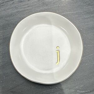 Chic White Ring Plate with j Gold Monogram